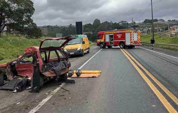 Homem morre em grave acidente entre carro e caminhão na BR-116