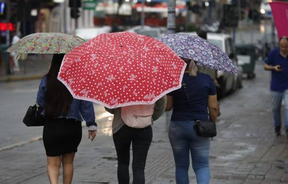 Tempo segue fechado durante a semana com mescla entre chuva intensa e calor de 30°C