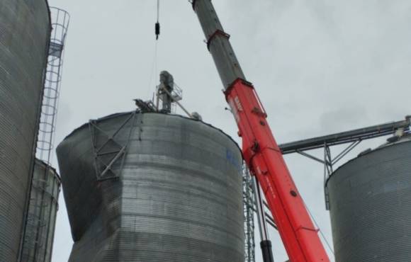 Trabalhador morre esmagado por silo de grãos em SC