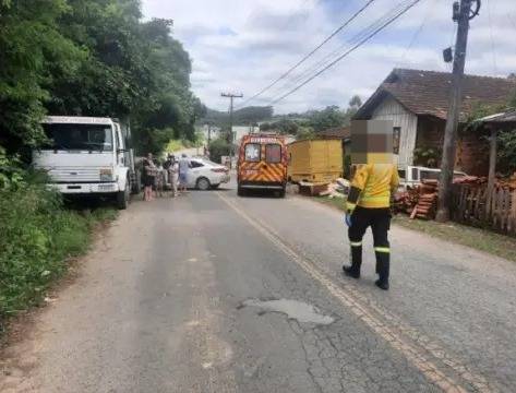 Homem sofre mal súbito dirigindo e colide veículo em Ituporanga