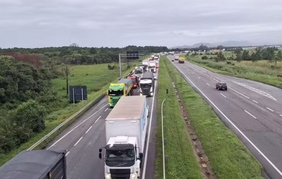 O trafego na BR 101 será parcialmente liberado nesta manhã de sábado, 18