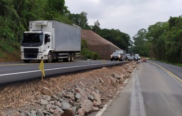 Engavetamento na BR-470 deixa uma pessoa ferida em Agronômica