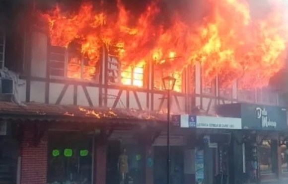 Fogo atinge diversos estabelecimentos no Centro de Blumenau