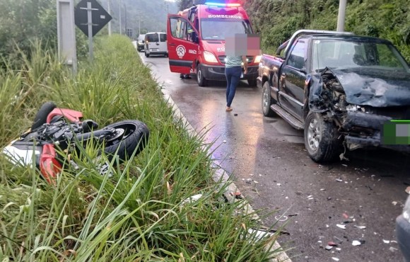 Grave acidente entre carro e moto é registrado na SC-340, em Dona Emma