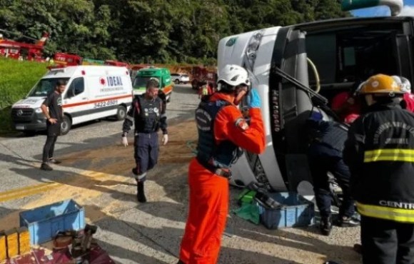 Ônibus tomba e deixa mais de 40 feridos na SC-418