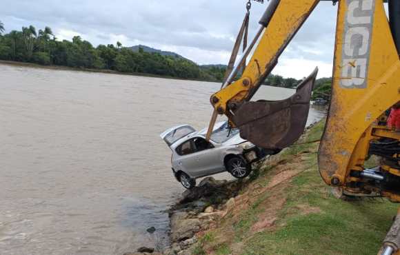 Carro cai em rio e motorista morre afogado em SC