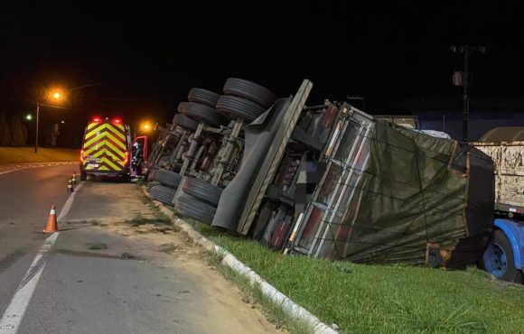 Carreta tomba na madrugada desta quarta (29) na BR-470