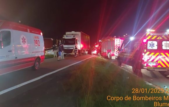 Grave acidente na BR-470 deixa sete feridos; cinco são crianças