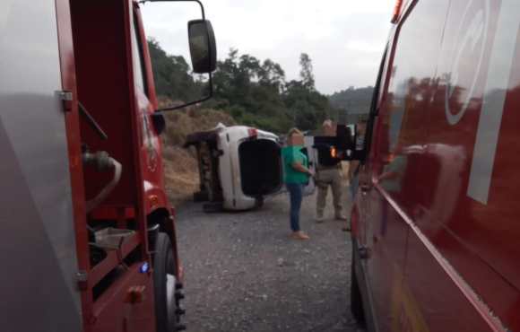 Colisão entre dois veículos deixa dois feridos leves na BR-470 em Lontras