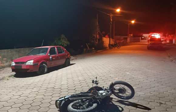 Motociclista fica ferido após colidir contra carro estacionado em Ituporanga