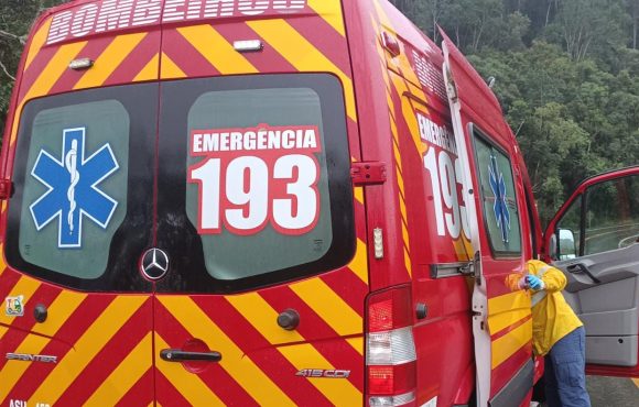 Acidente envolvendo três caminhões mobiliza bombeiros na BR-470, em Lontras