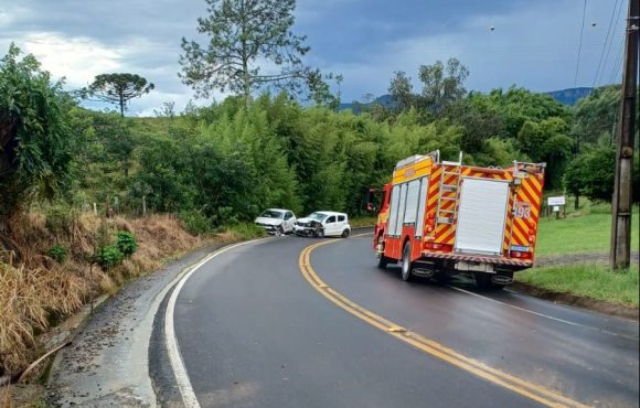 Colisão entre dois carros é registrada na SC-350 em Taió