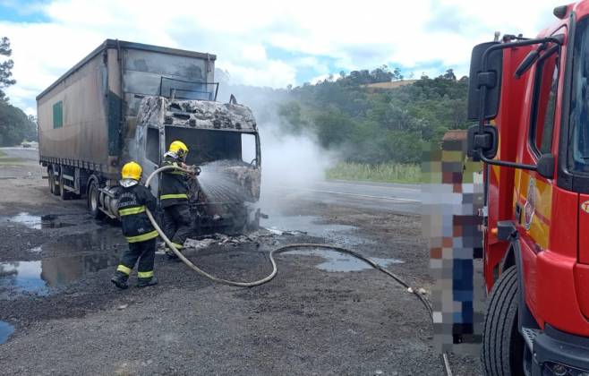 Carreta é destruída por incêndio em Trombudo Central