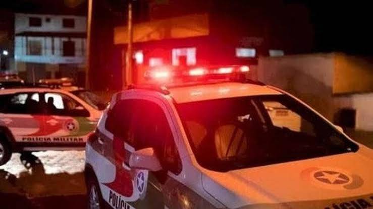 Homem é preso por agredir e ameaçar esposa com martelo em Rio do Sul