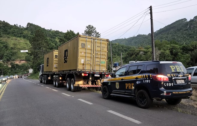 Excesso de peso em carreta quase provoca acidente na BR-470, em Ibirama